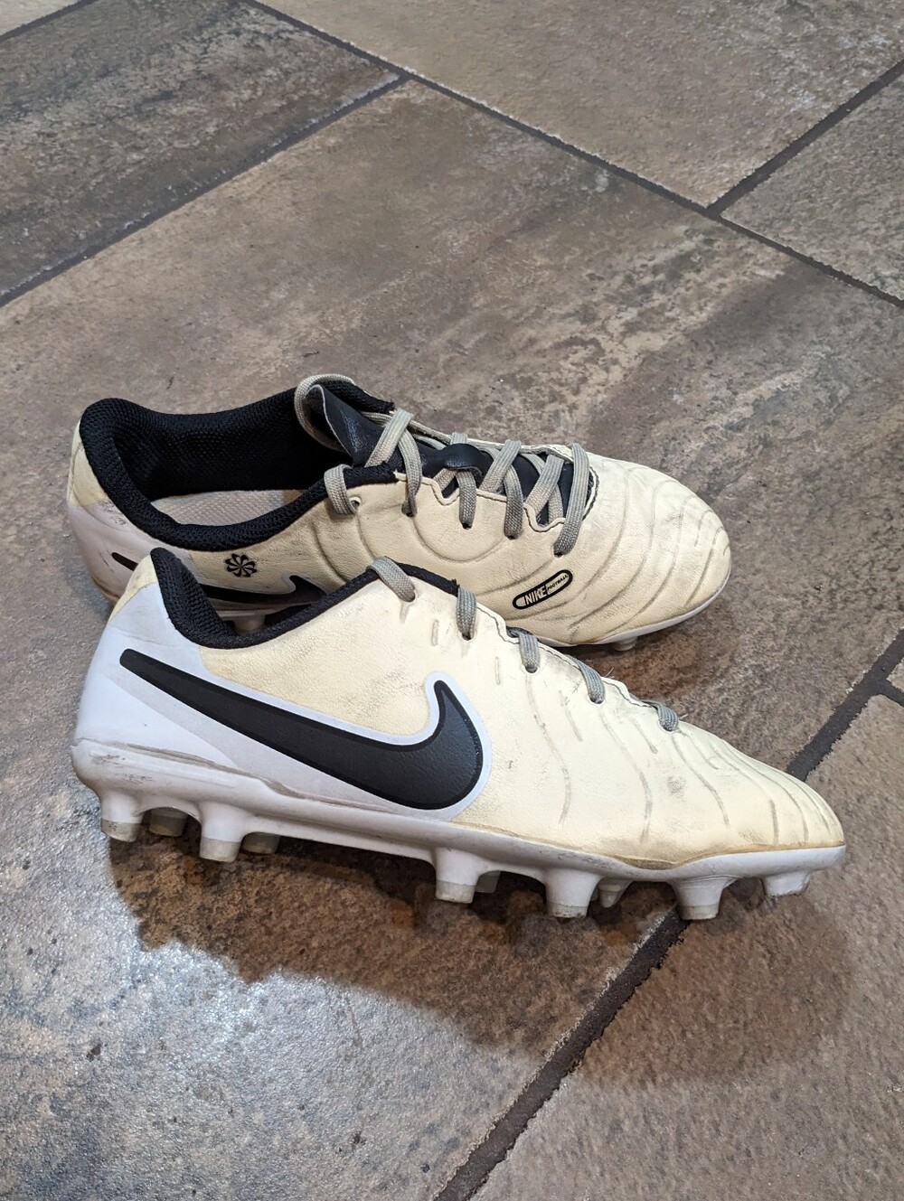 Nike Tiempo Legend 10 Club MG Soccer Cleats Unisex Size 2 Cream & Black